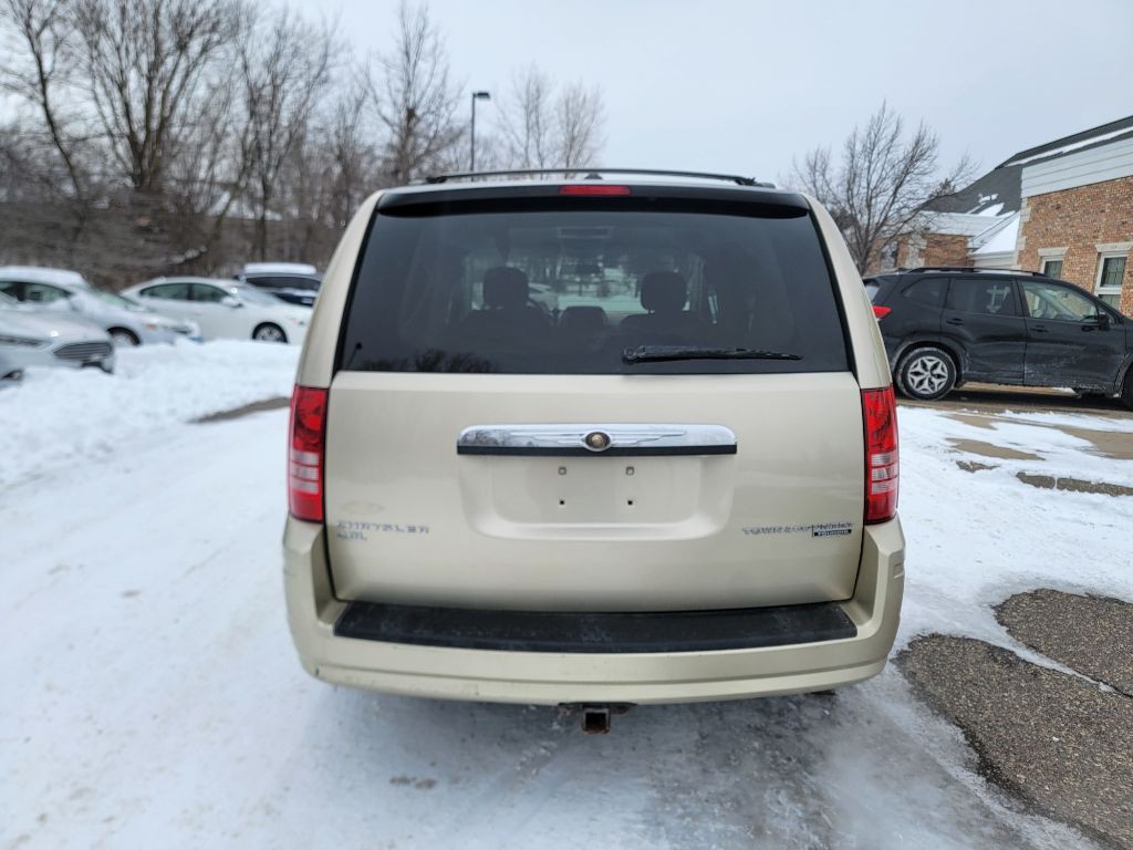 2010 Chrysler Town & Country Image 8
