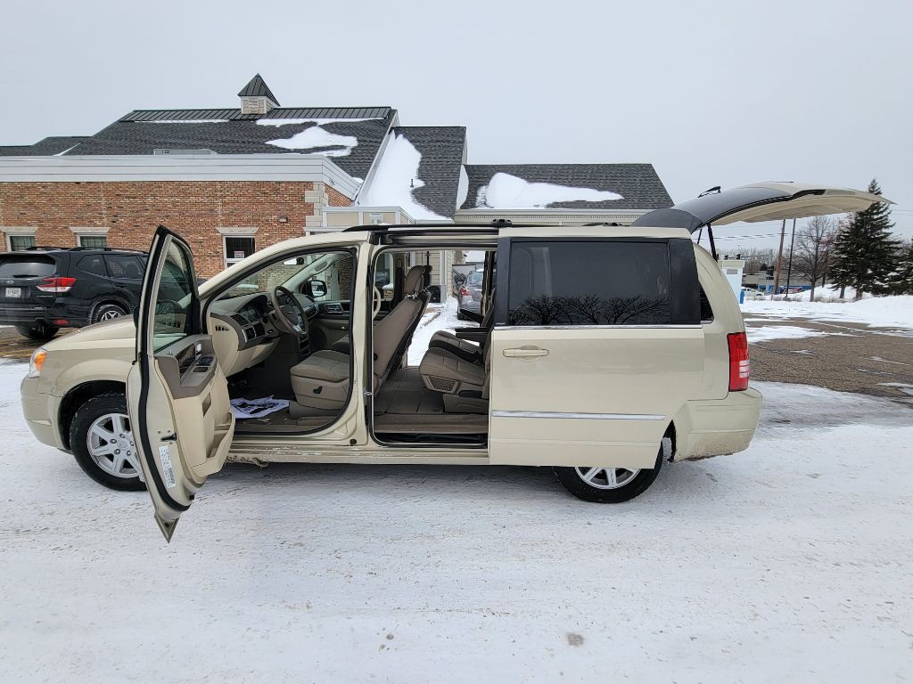 2010 Chrysler Town & Country Image 9