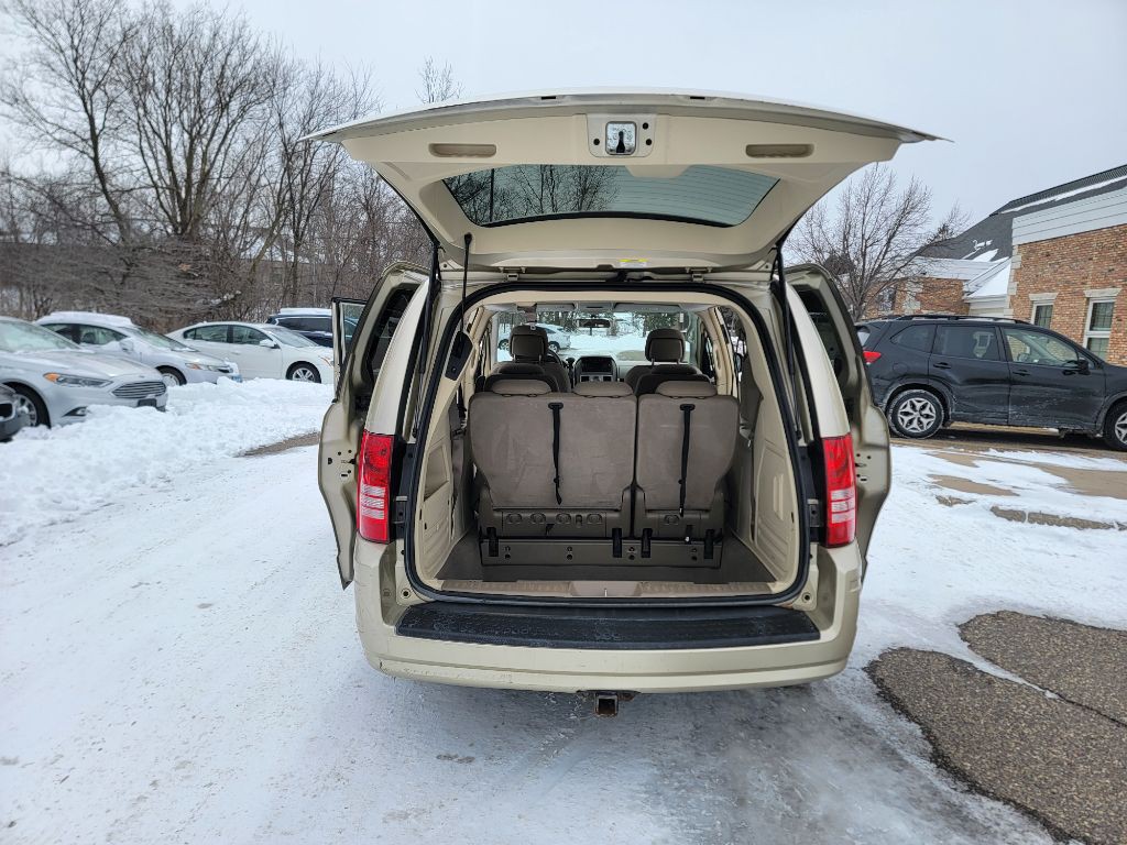 2010 Chrysler Town & Country Image 10