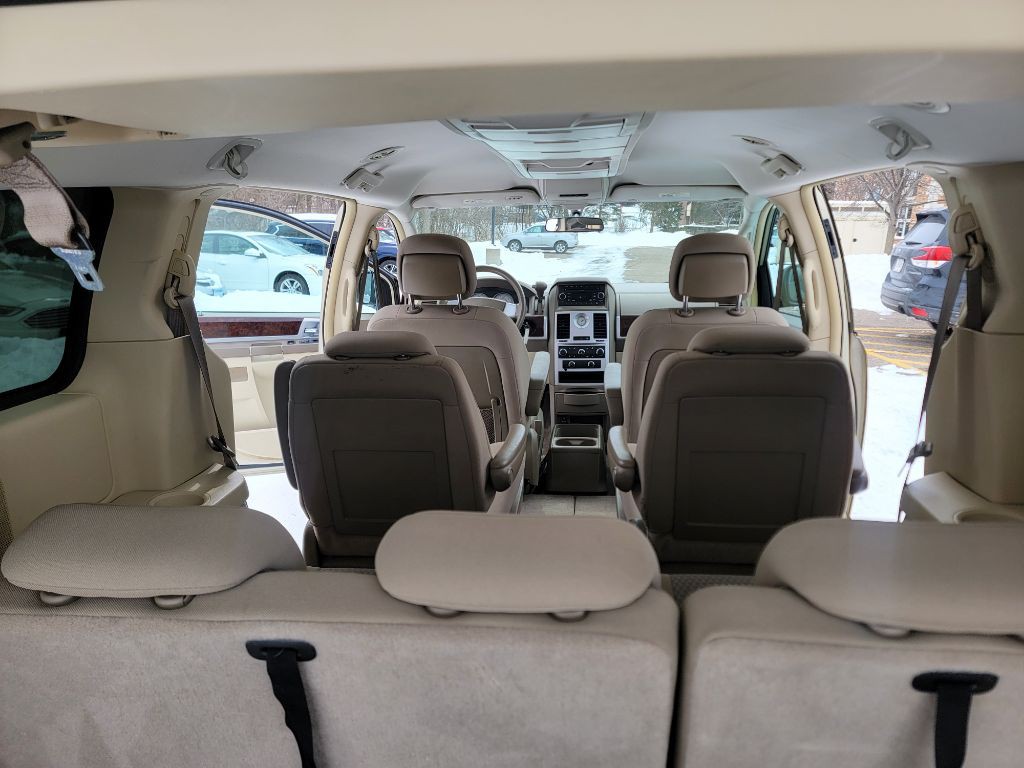 2010 Chrysler Town & Country Image 11