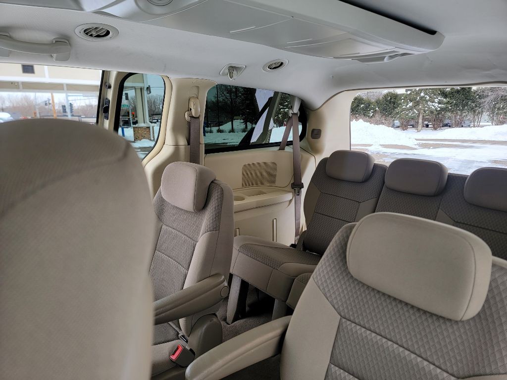 2010 Chrysler Town & Country Image 12