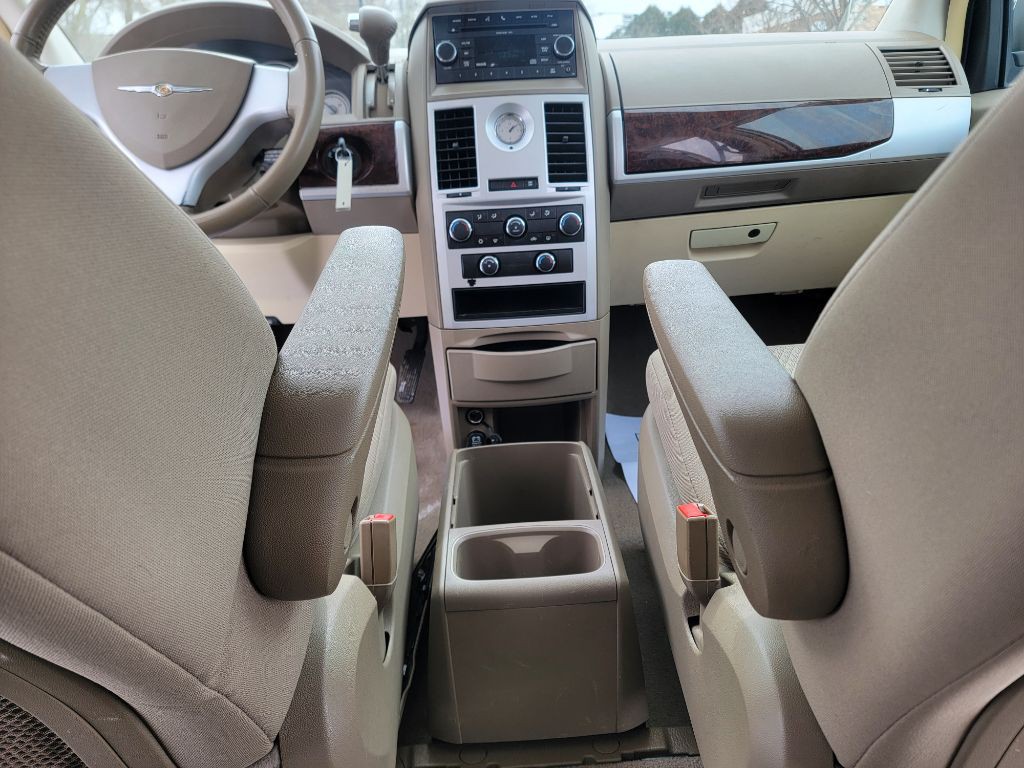 2010 Chrysler Town & Country Image 13