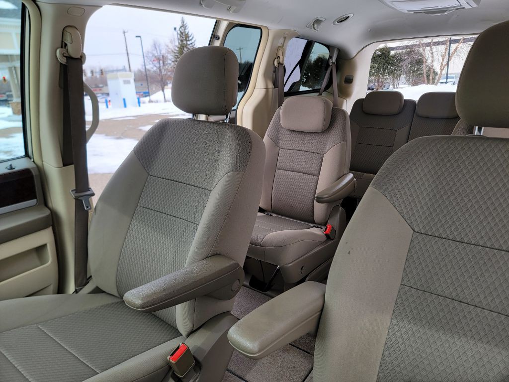 2010 Chrysler Town & Country Image 14