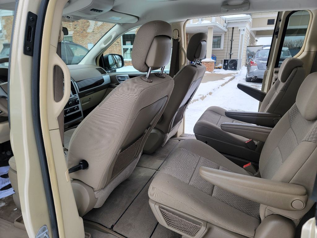 2010 Chrysler Town & Country Image 15