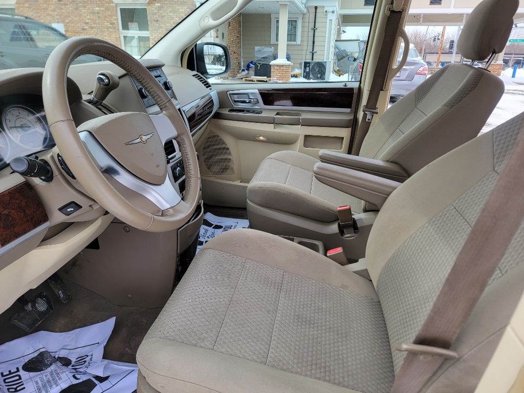 2010 Chrysler Town & Country Image 16