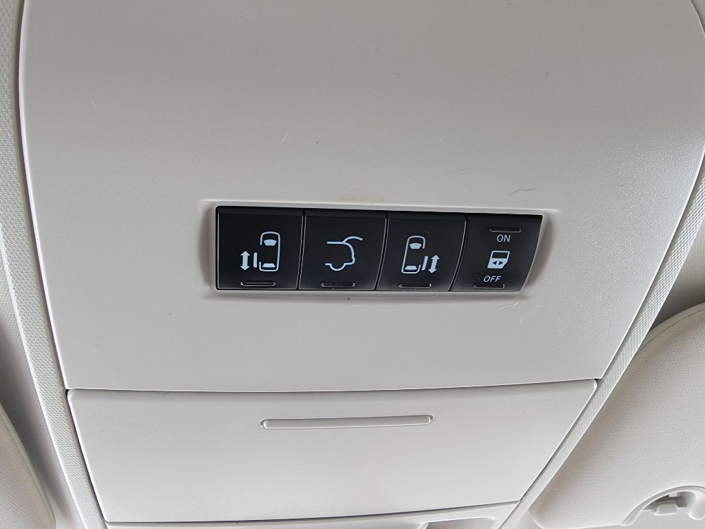 2010 Chrysler Town & Country Image 18