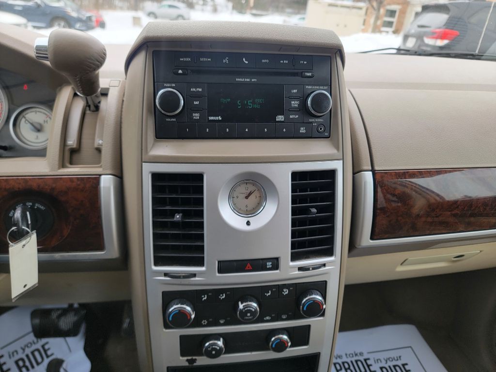 2010 Chrysler Town & Country Image 19