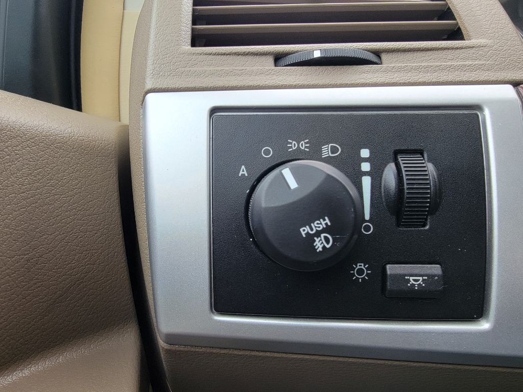 2010 Chrysler Town & Country Image 22