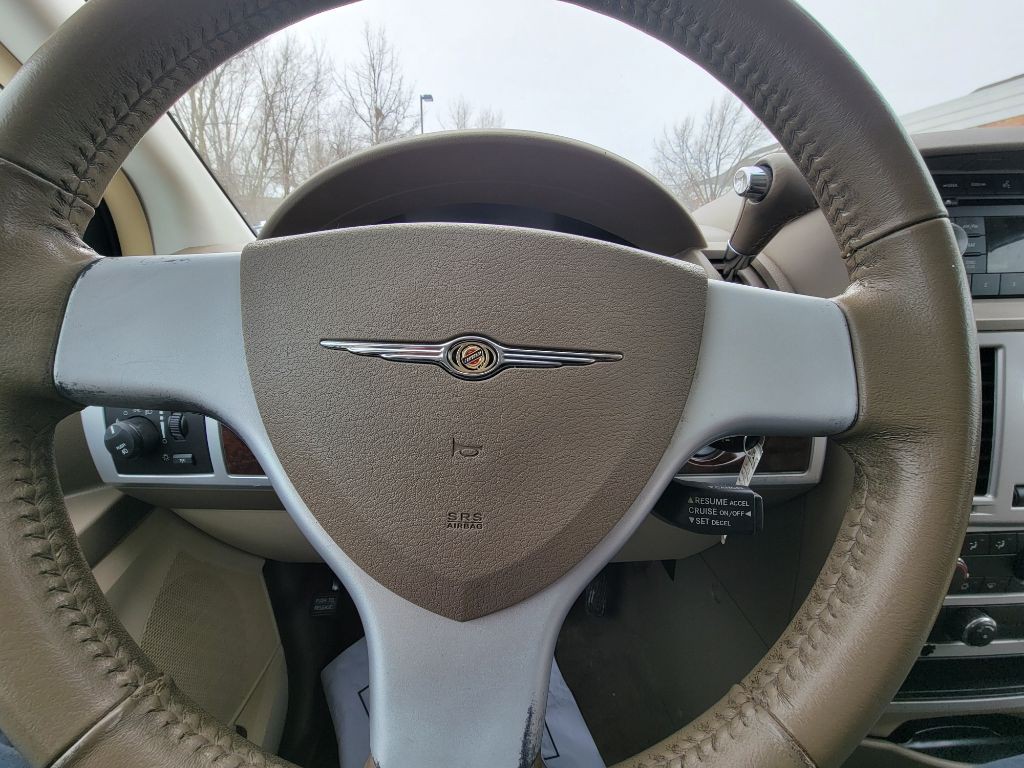 2010 Chrysler Town & Country Image 23