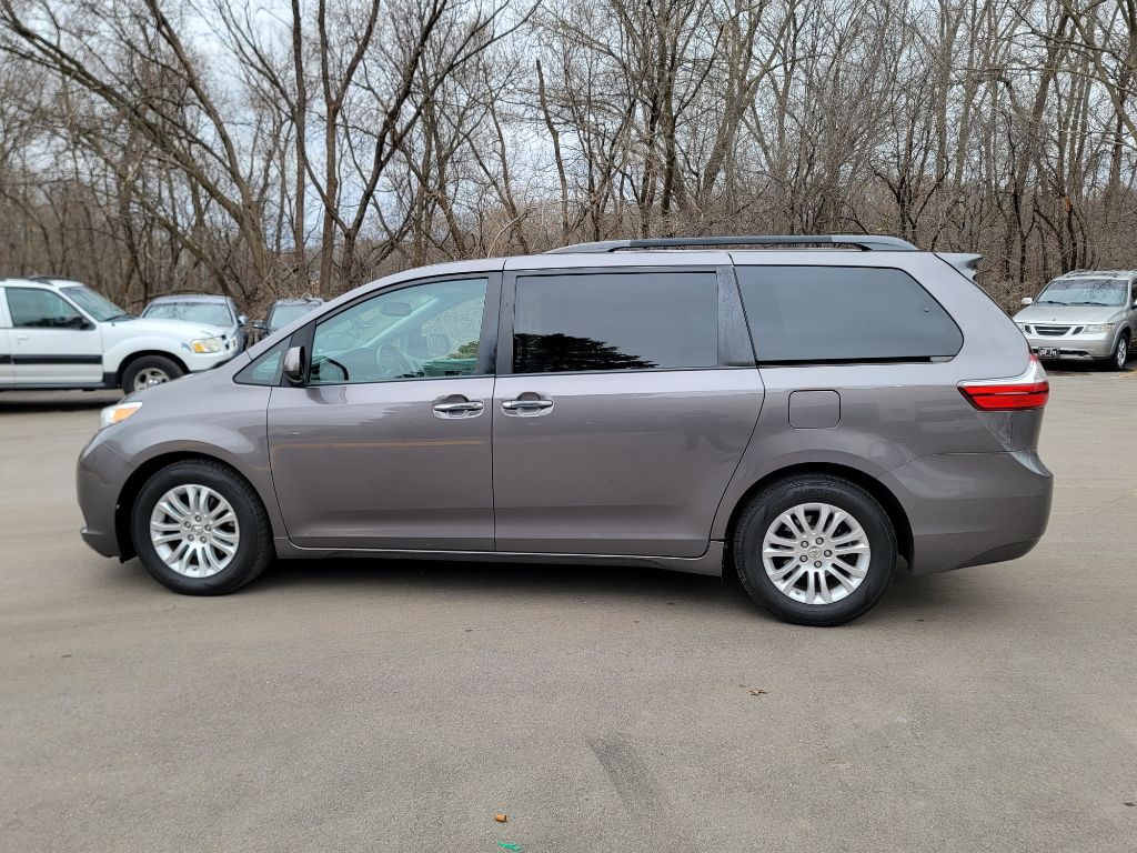 2015 Toyota Sienna Image 5