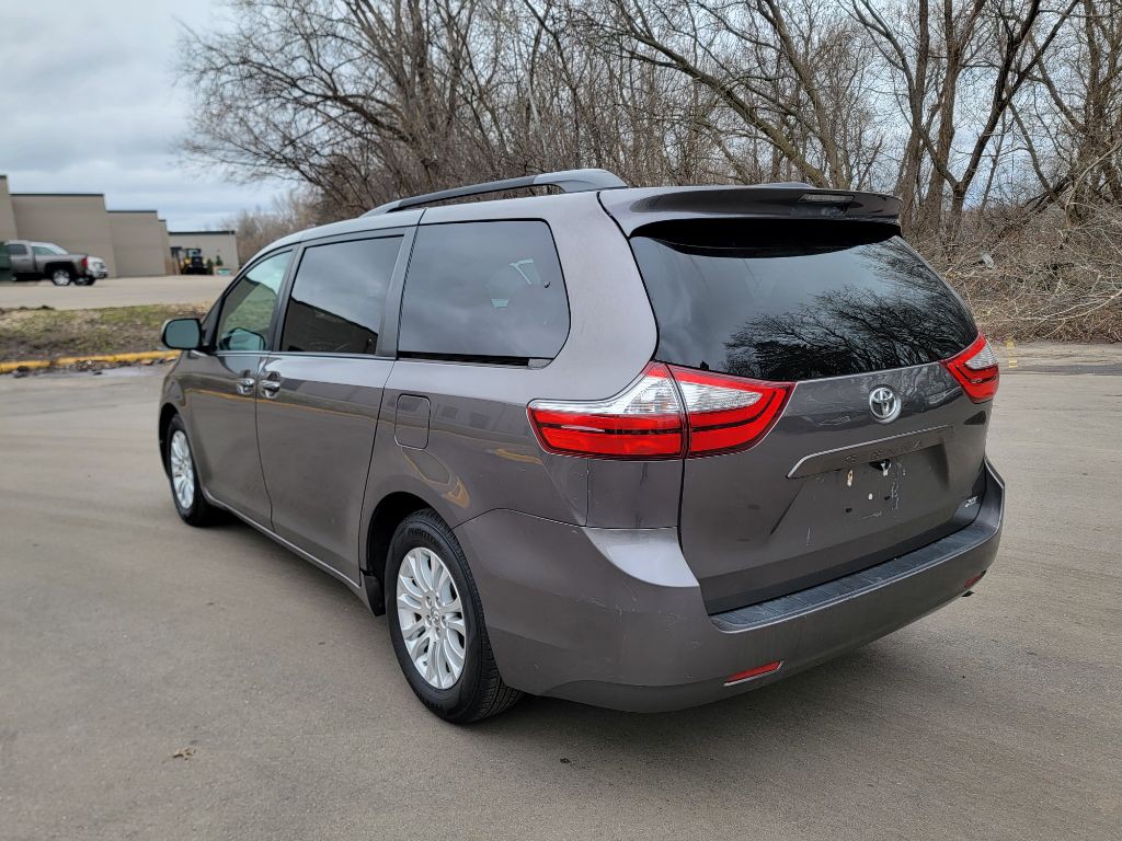 2015 Toyota Sienna Image 6