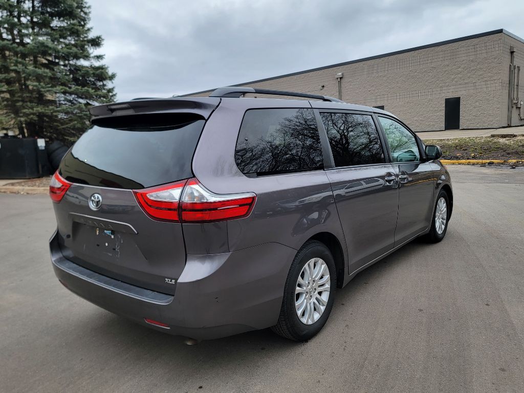 2015 Toyota Sienna Image 7
