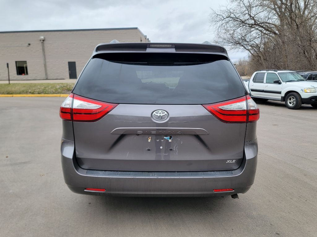 2015 Toyota Sienna Image 8