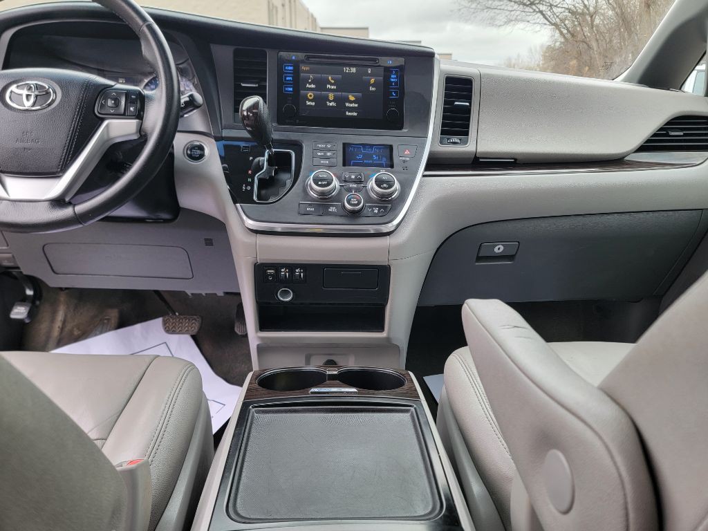 2015 Toyota Sienna Image 12