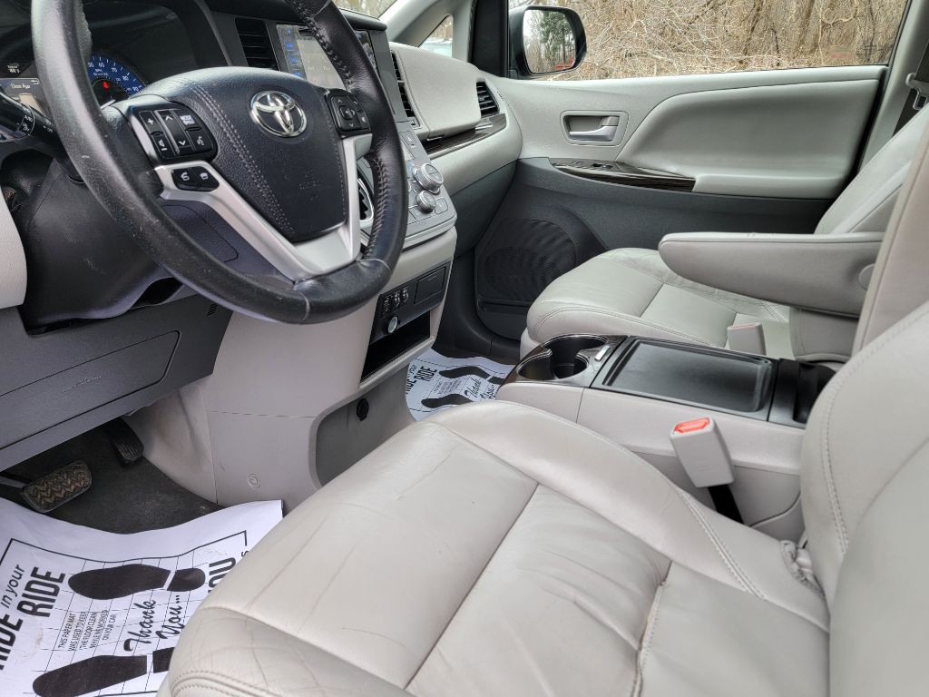 2015 Toyota Sienna Image 13