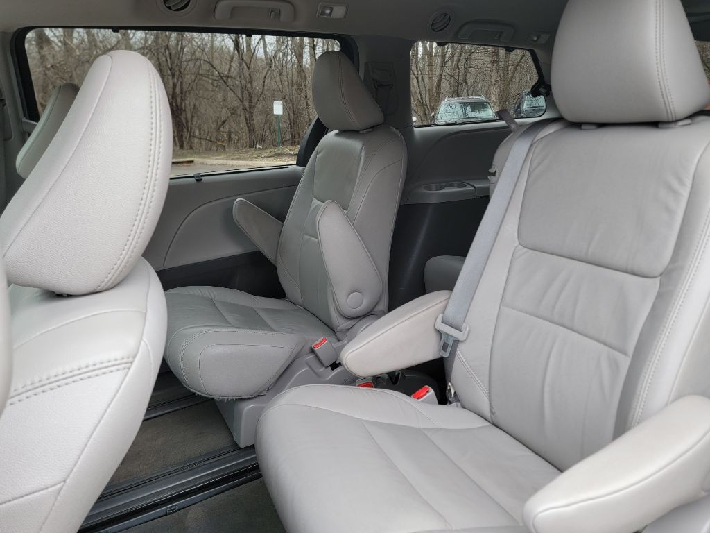 2015 Toyota Sienna Image 14