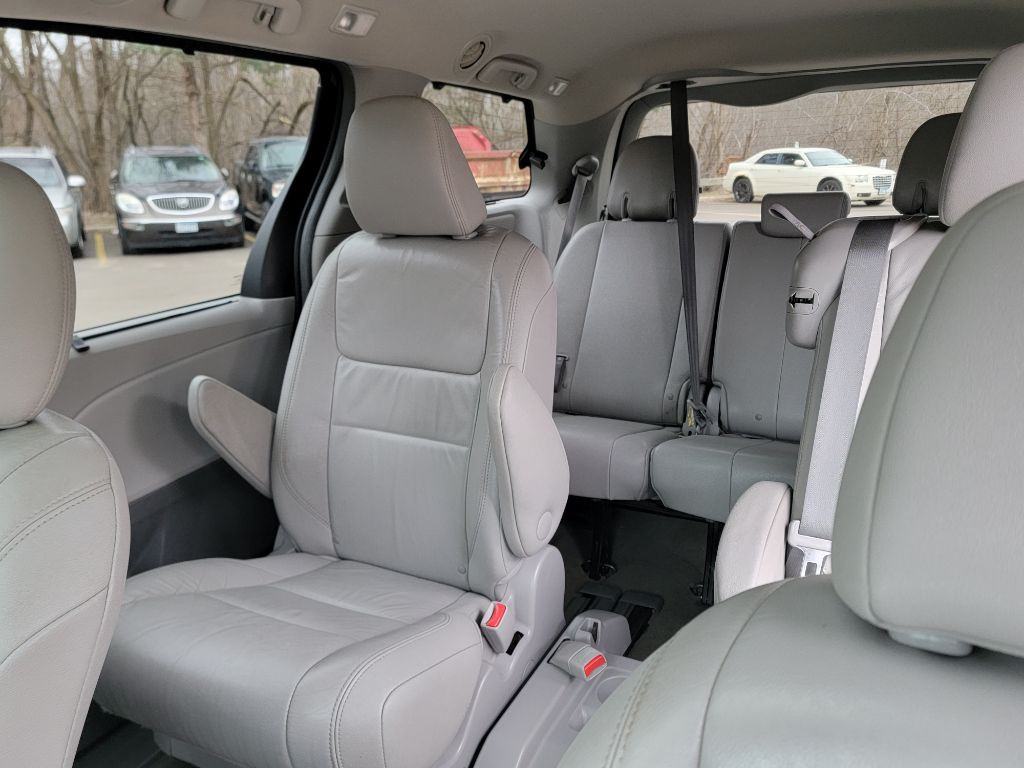 2015 Toyota Sienna Image 15