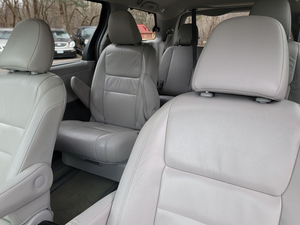 2015 Toyota Sienna Image 16