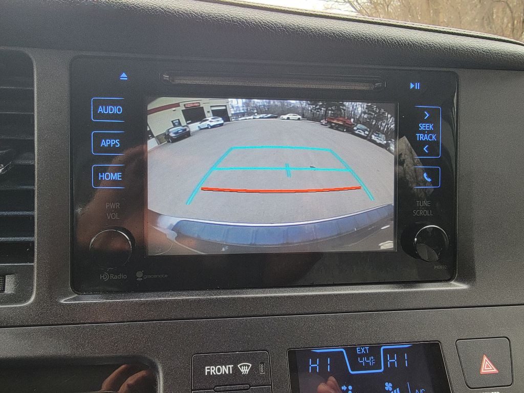 2015 Toyota Sienna Image 21