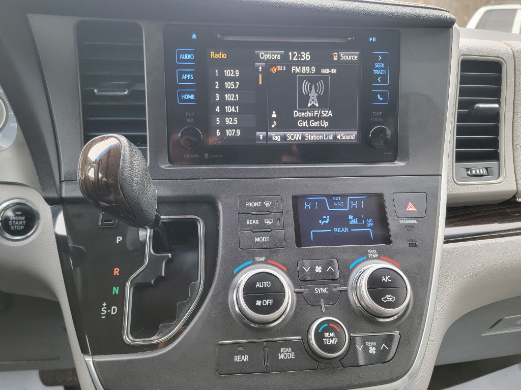 2015 Toyota Sienna Image 22