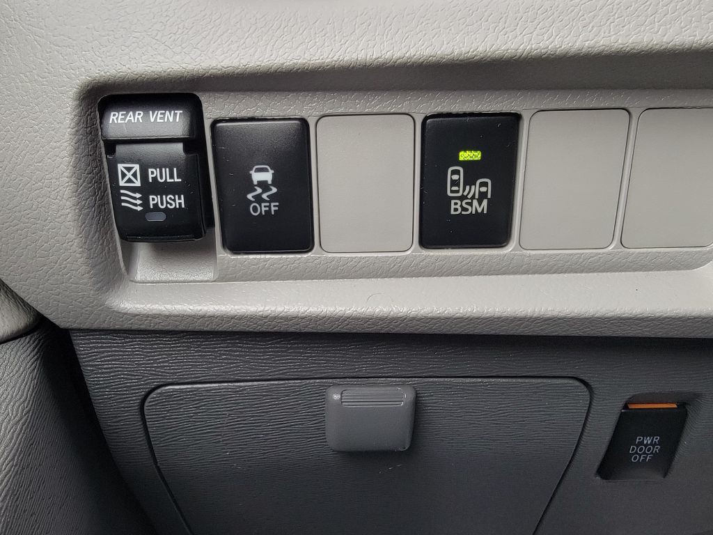 2015 Toyota Sienna Image 23