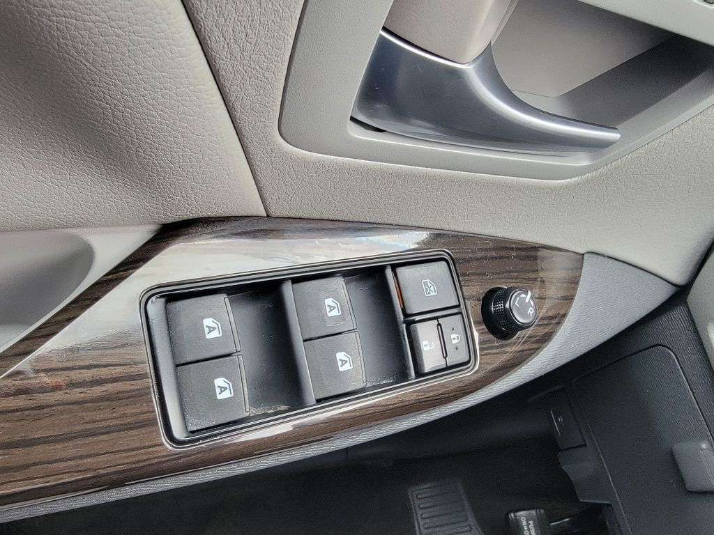 2015 Toyota Sienna Image 24