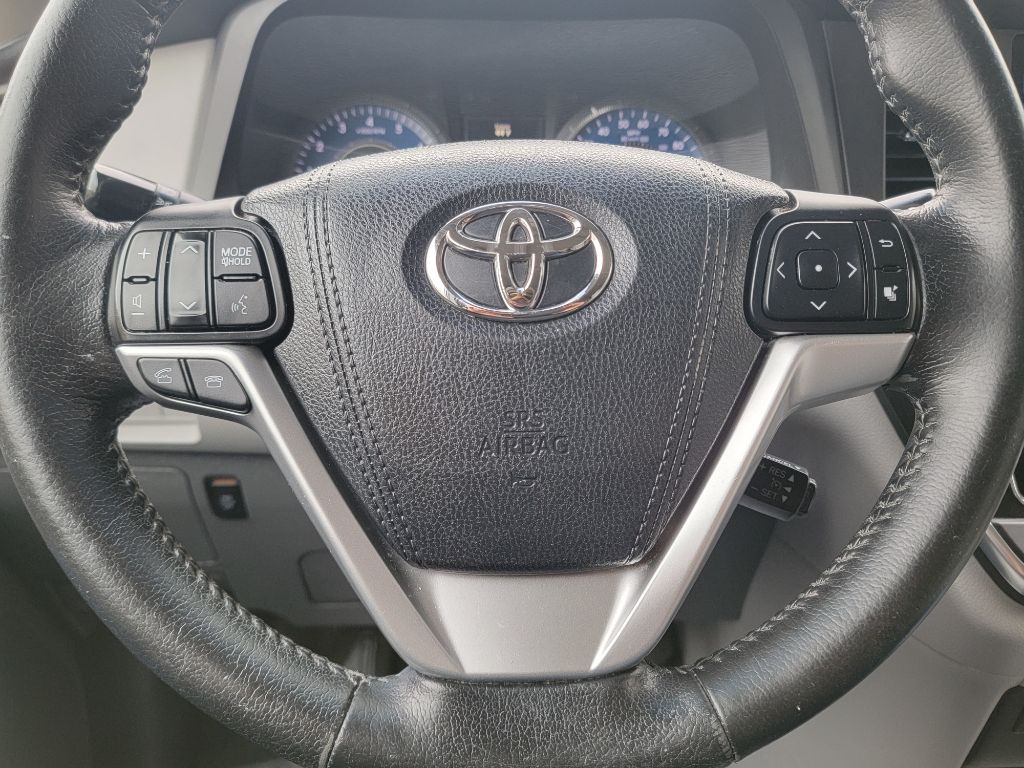 2015 Toyota Sienna Image 25