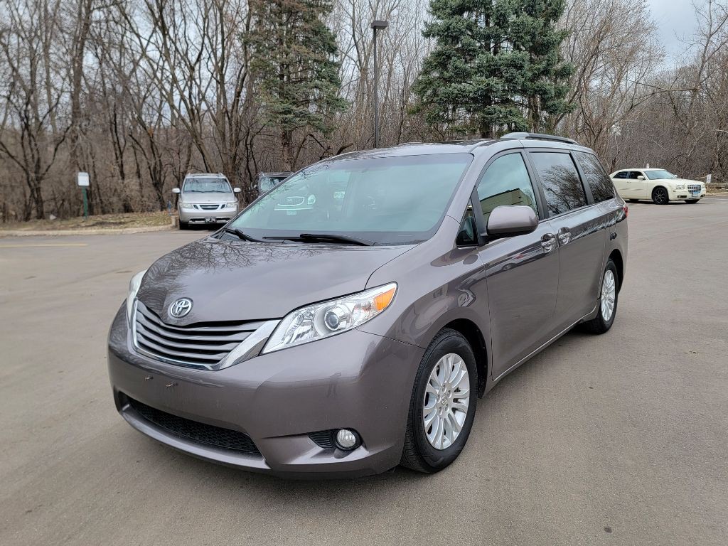 2015 Toyota Sienna Image 1