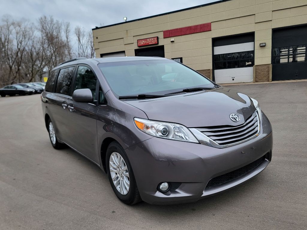 2015 Toyota Sienna Image 2