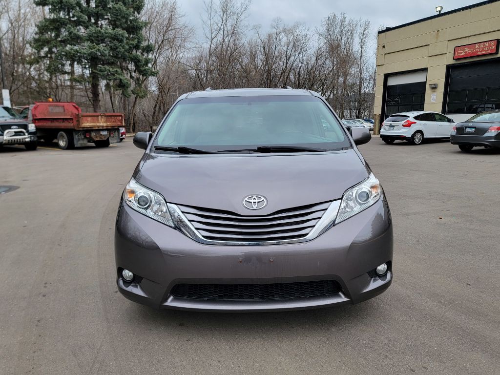 2015 Toyota Sienna Image 3
