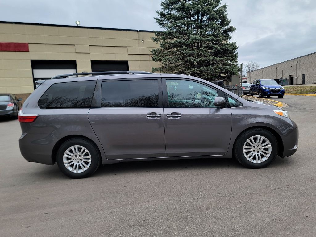 2015 Toyota Sienna Image 4