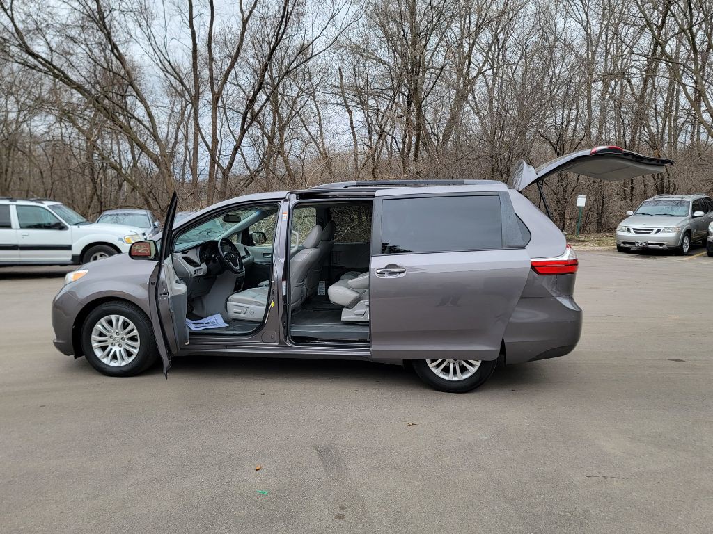 2015 Toyota Sienna Image 9