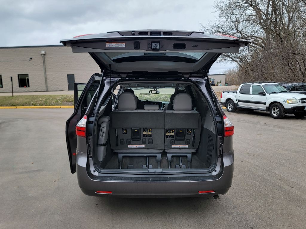 2015 Toyota Sienna Image 10