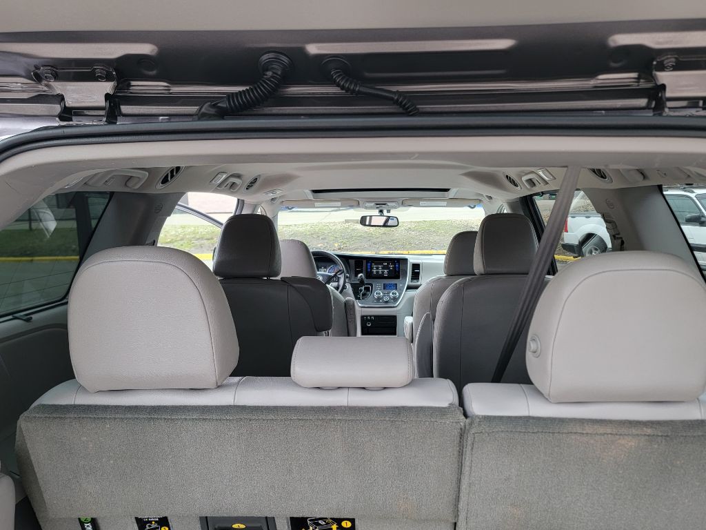 2015 Toyota Sienna Image 11