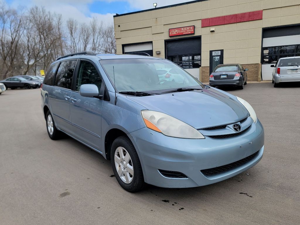 2010 Toyota Sienna Image 1
