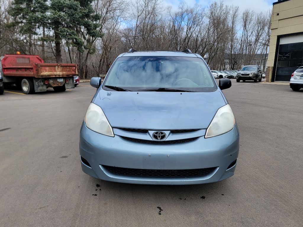 2010 Toyota Sienna Image 2
