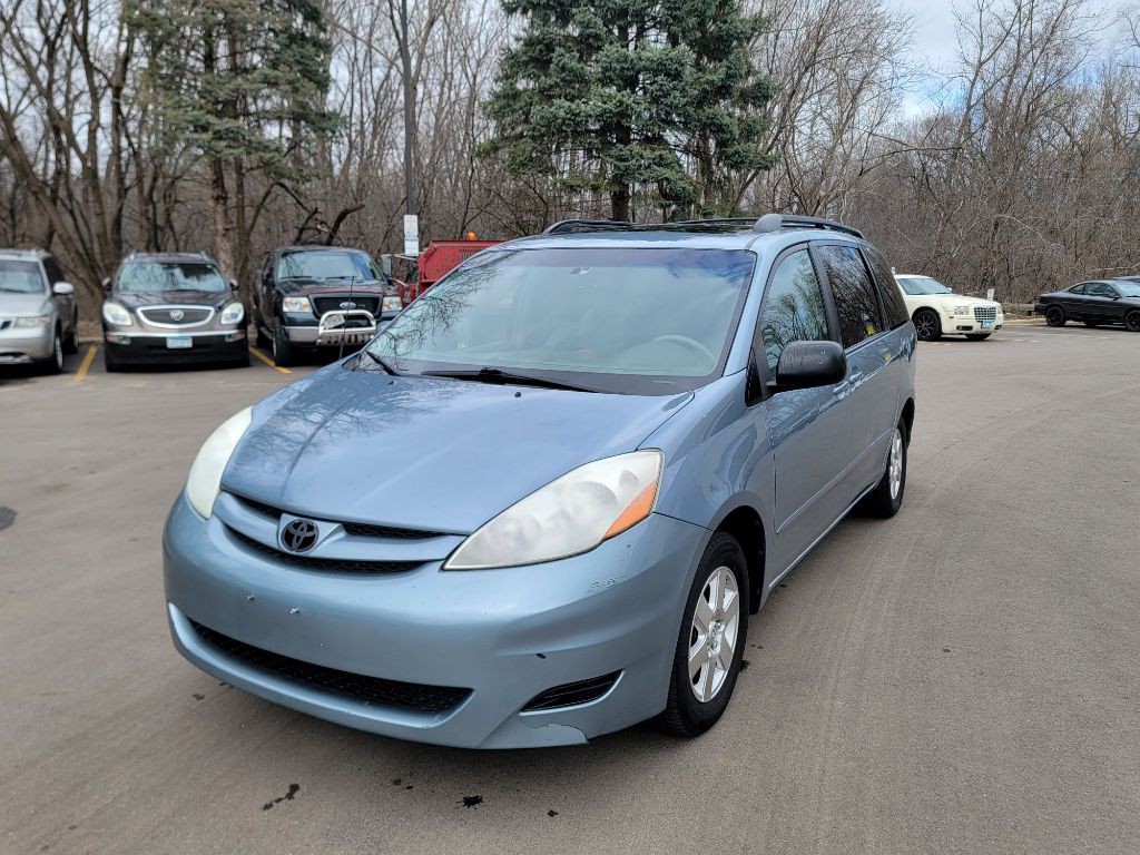2010 Toyota Sienna Image 3