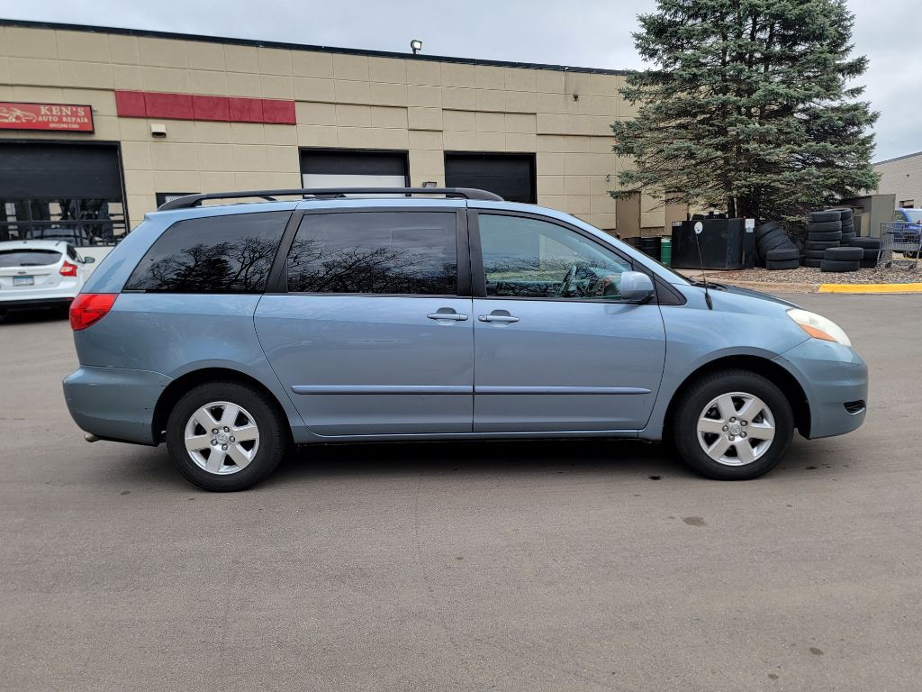 2010 Toyota Sienna Image 4