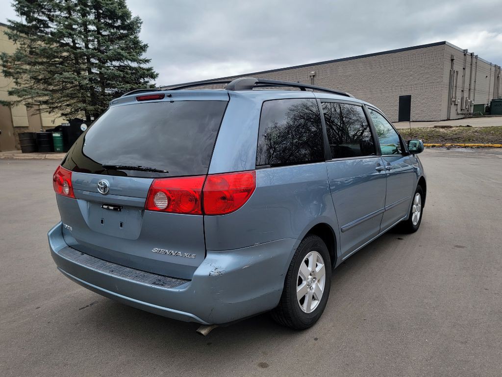 2010 Toyota Sienna Image 7