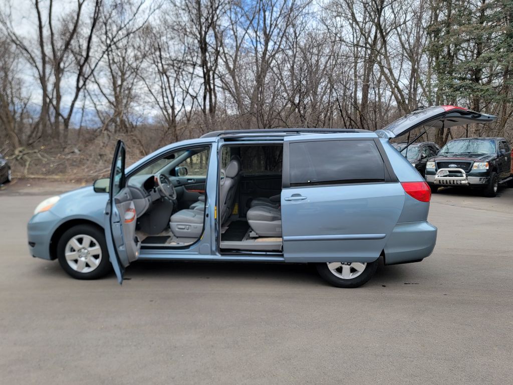 2010 Toyota Sienna Image 9