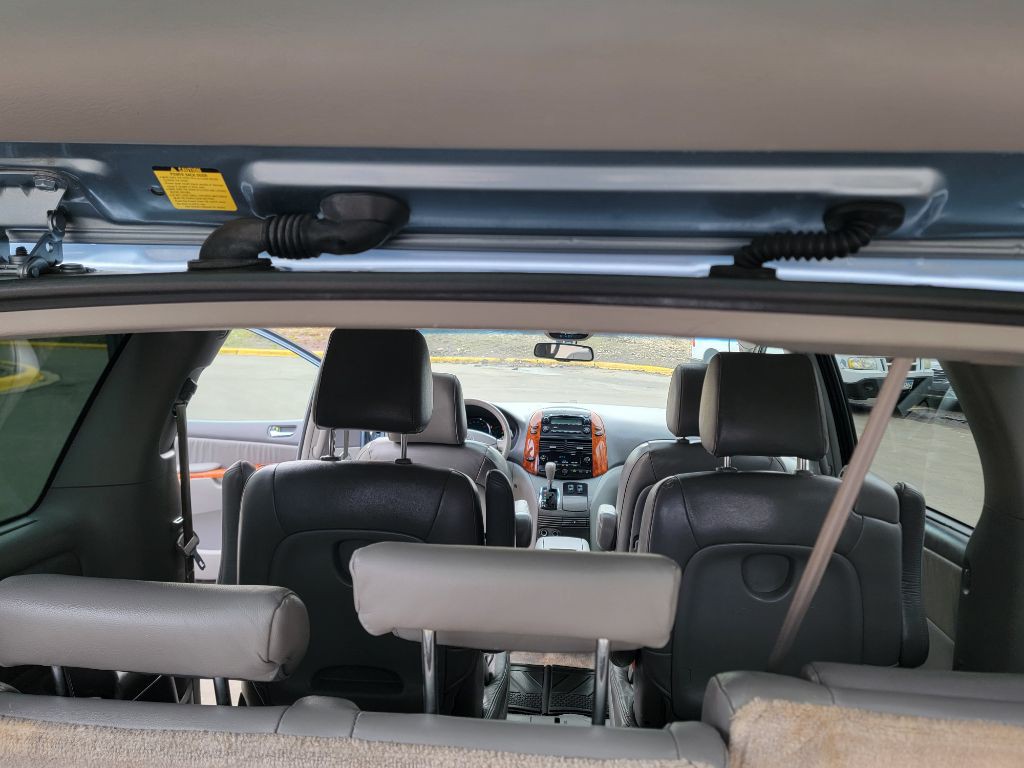 2010 Toyota Sienna Image 11