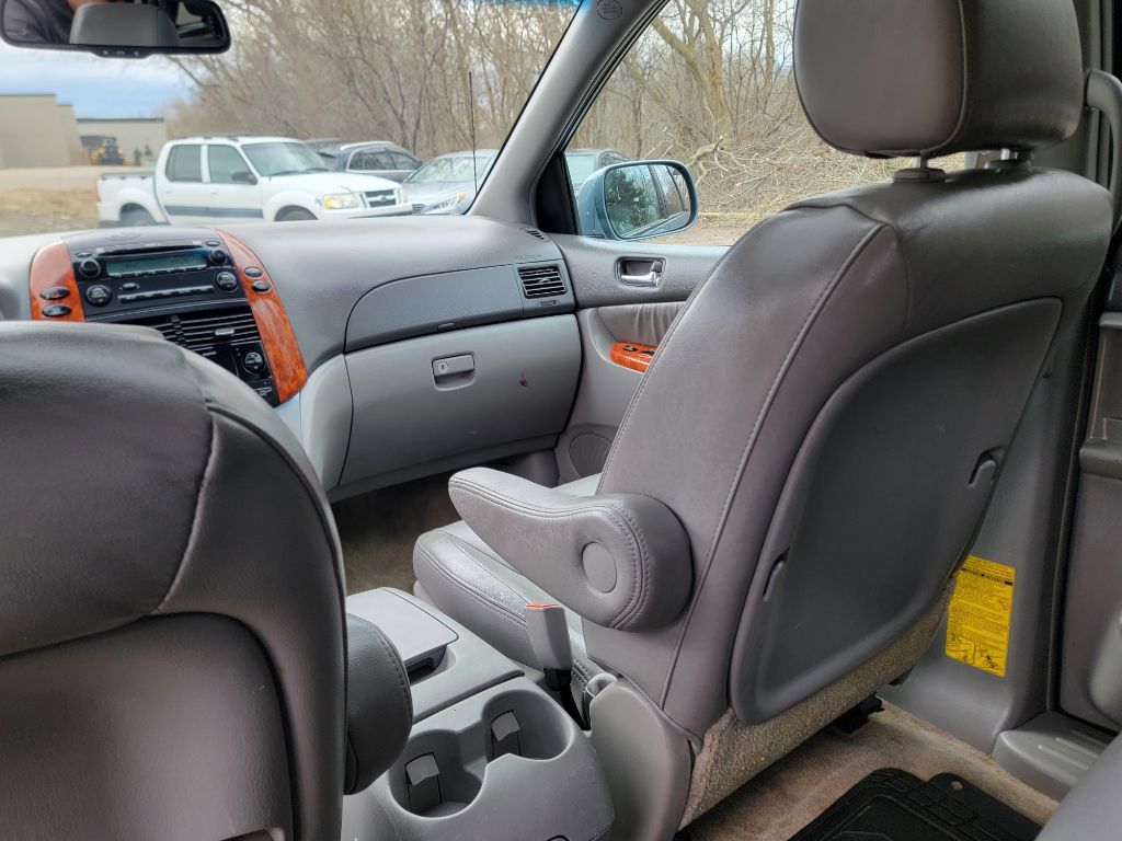 2010 Toyota Sienna Image 12