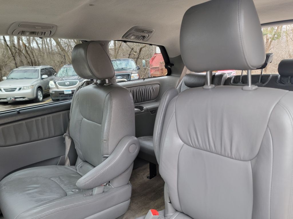 2010 Toyota Sienna Image 13