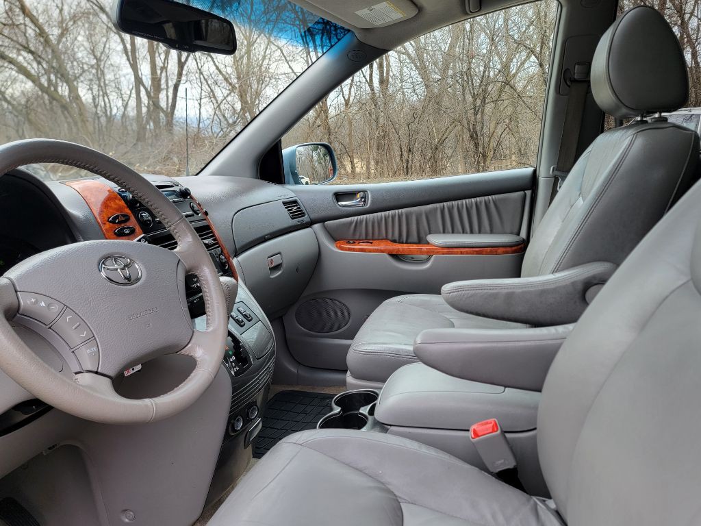 2010 Toyota Sienna Image 14