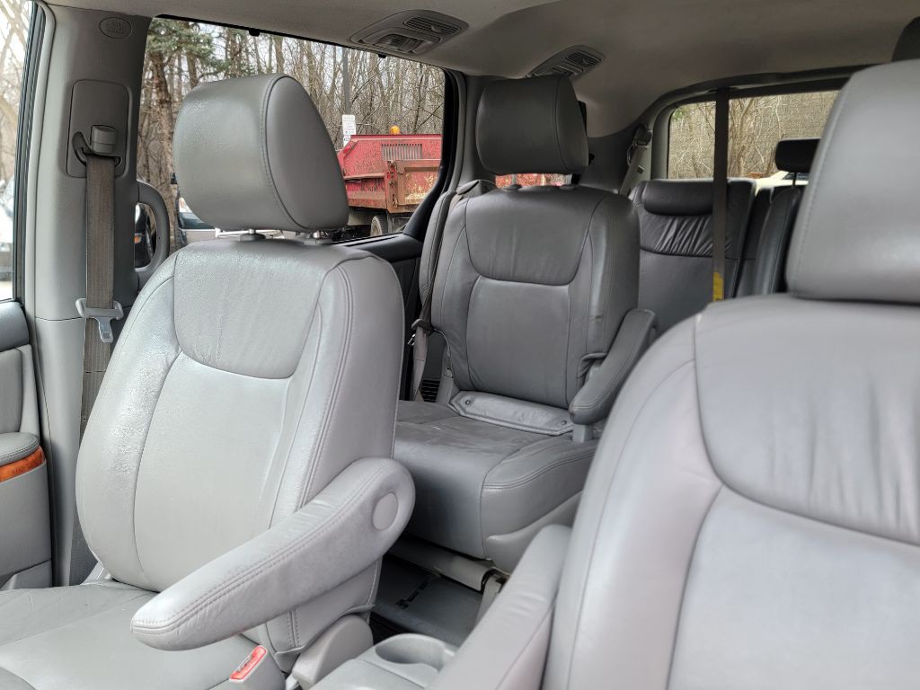 2010 Toyota Sienna Image 15