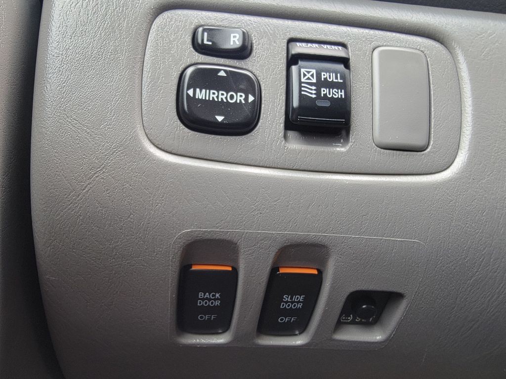 2010 Toyota Sienna Image 18