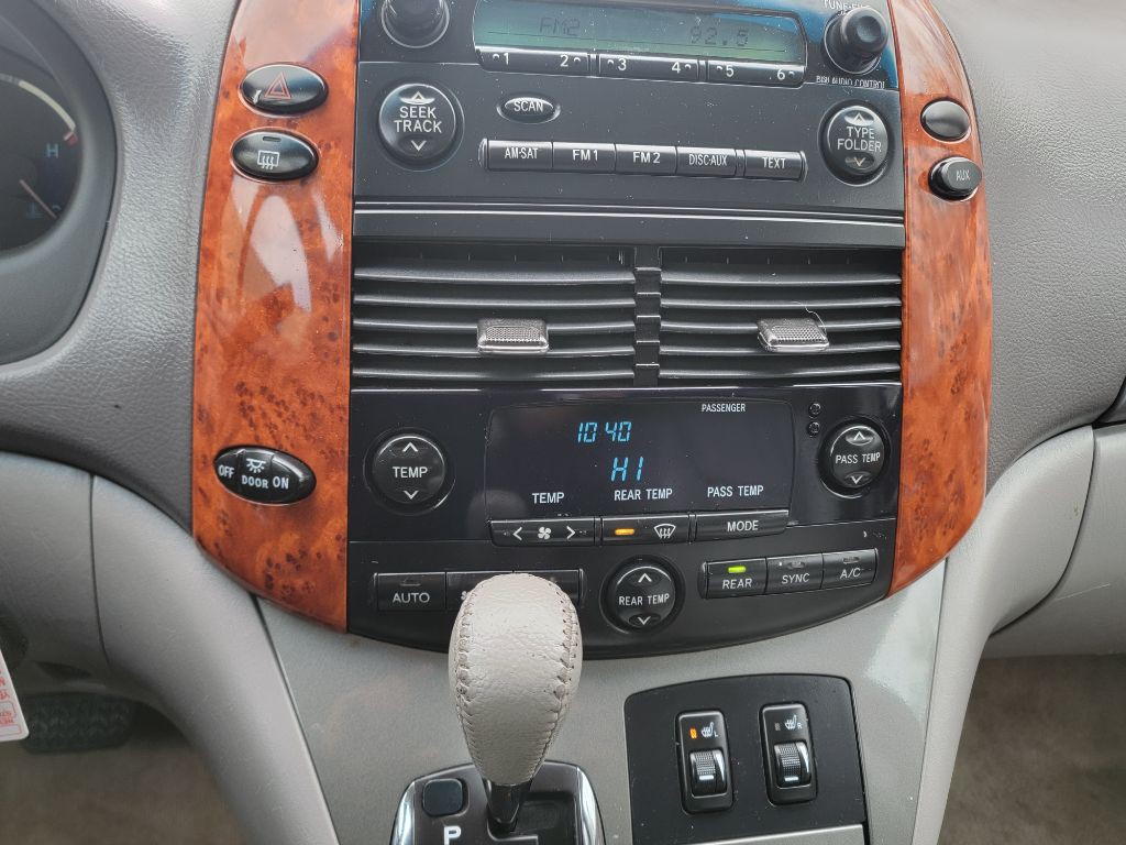 2010 Toyota Sienna Image 19