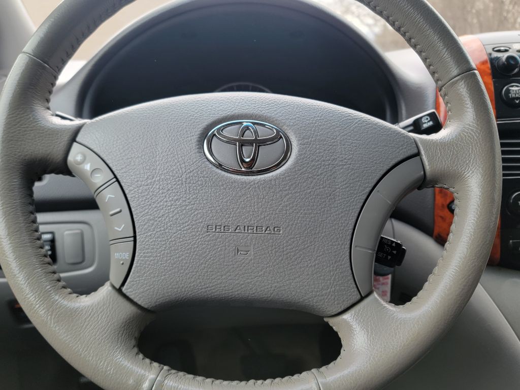 2010 Toyota Sienna Image 21