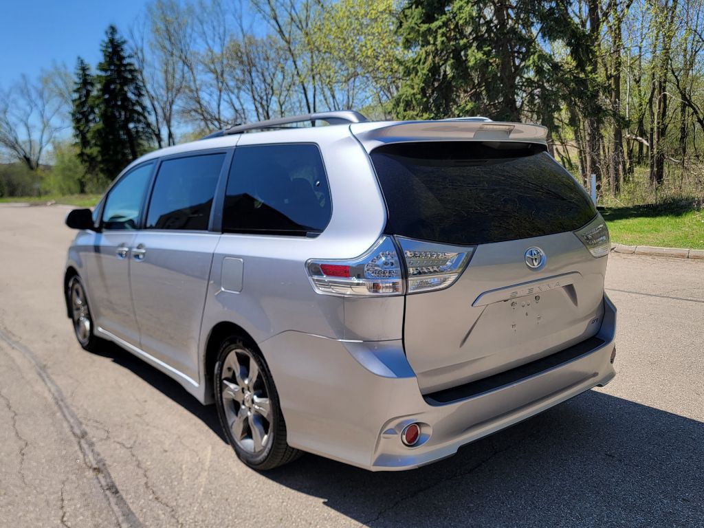 2011 Toyota Sienna Image 9