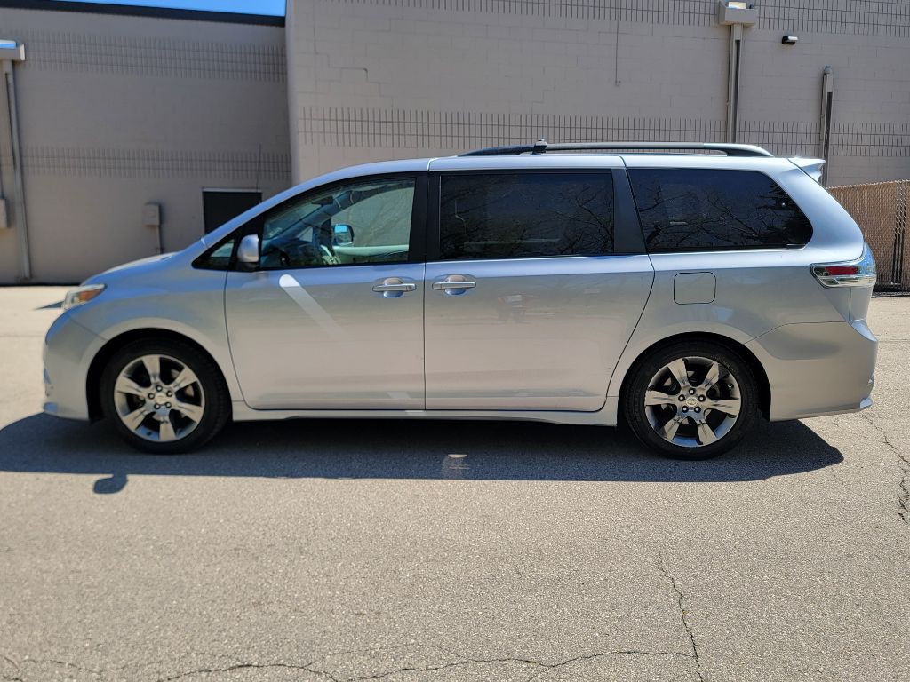 2011 Toyota Sienna Image 10
